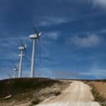 Aerogeneradores en la cima del portillo de la Sía