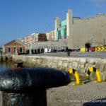 Estampa marinera con el Palacio de Festivales al fondo
