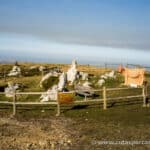 Monumento a la vaca pasiega y cartel de Collao de la Espina
